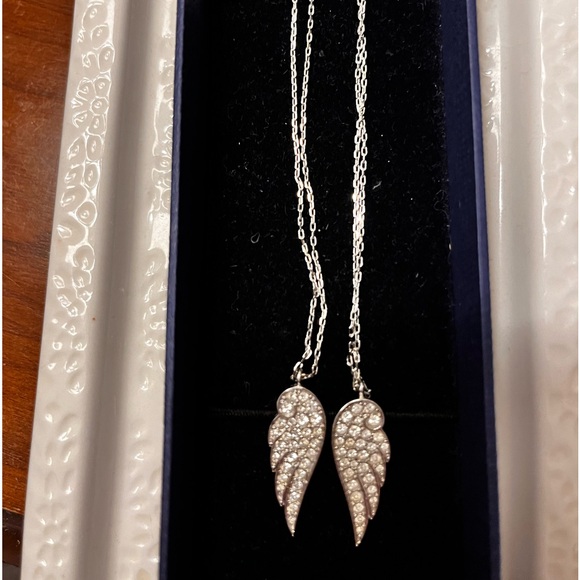 Pair of Necklaces Wings
Design by Swarovski - Picture 5 of 6